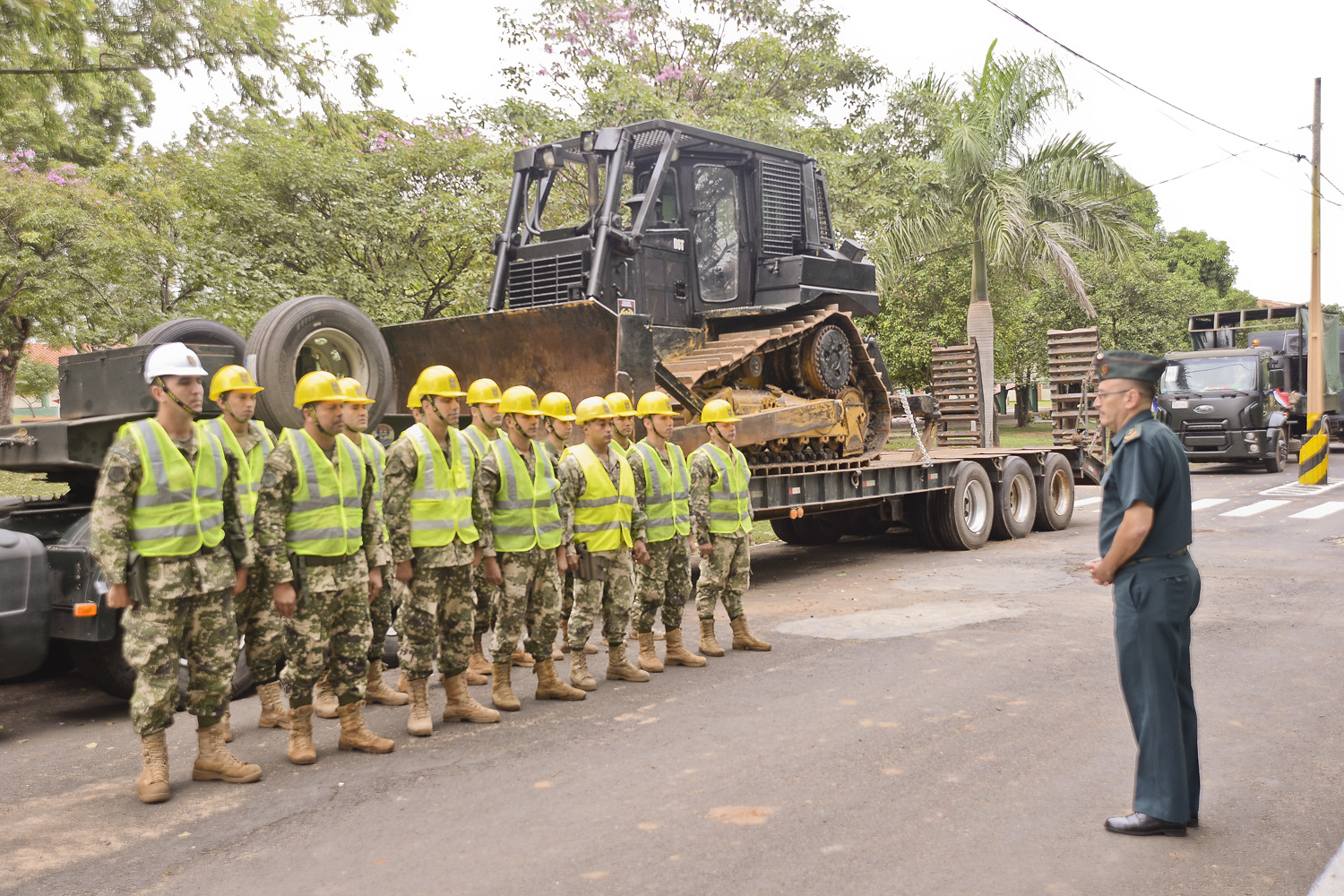 Un equipo de personal y maquinarias partió hoy al Chaco para iniciar trabajos de demarcación de límites con Bolivia