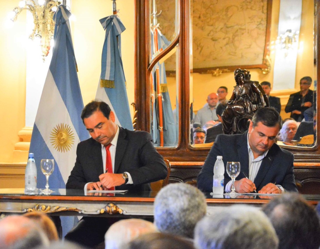 Autoridades de Corrientes y Misiones firman acuerdo para el paso fronterizo Ayolas-Ituzaingó
