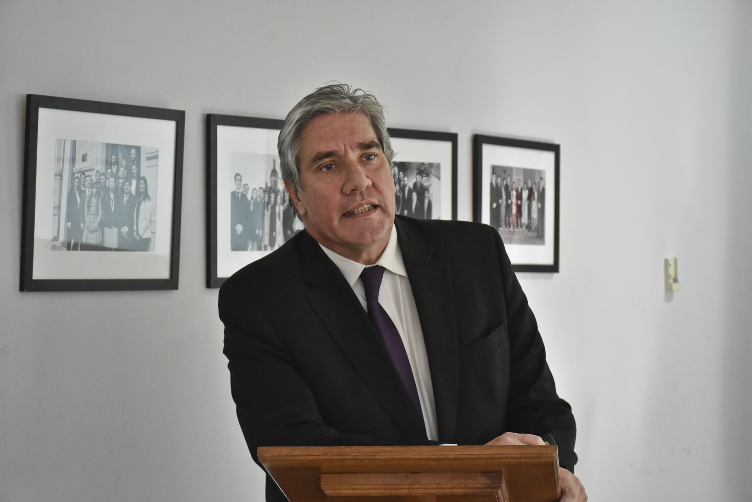 Ministro González Bibolini defendió exitosamente tesis sobre Marca País y ascenderá a Embajador