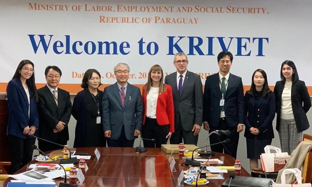 Ministra del Trabajo visita centros de capacitación laboral de Corea