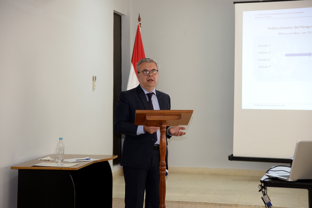 Ministro Scappini presentó y defendió su trabajo de investigación: “El Paraguay en la defensa de la Paz y Seguridad Internacionales”