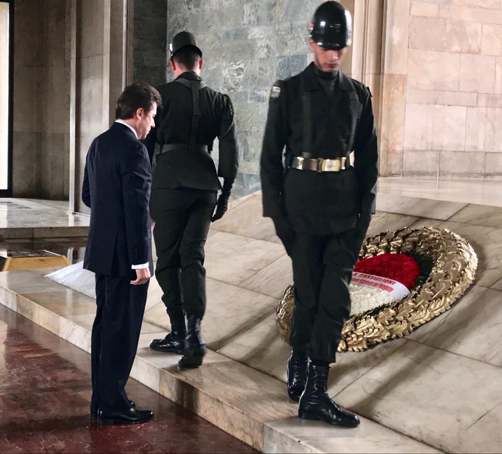 Castiglioni depositó una ofrenda floral en mausoleo del padre de la República de Turquía