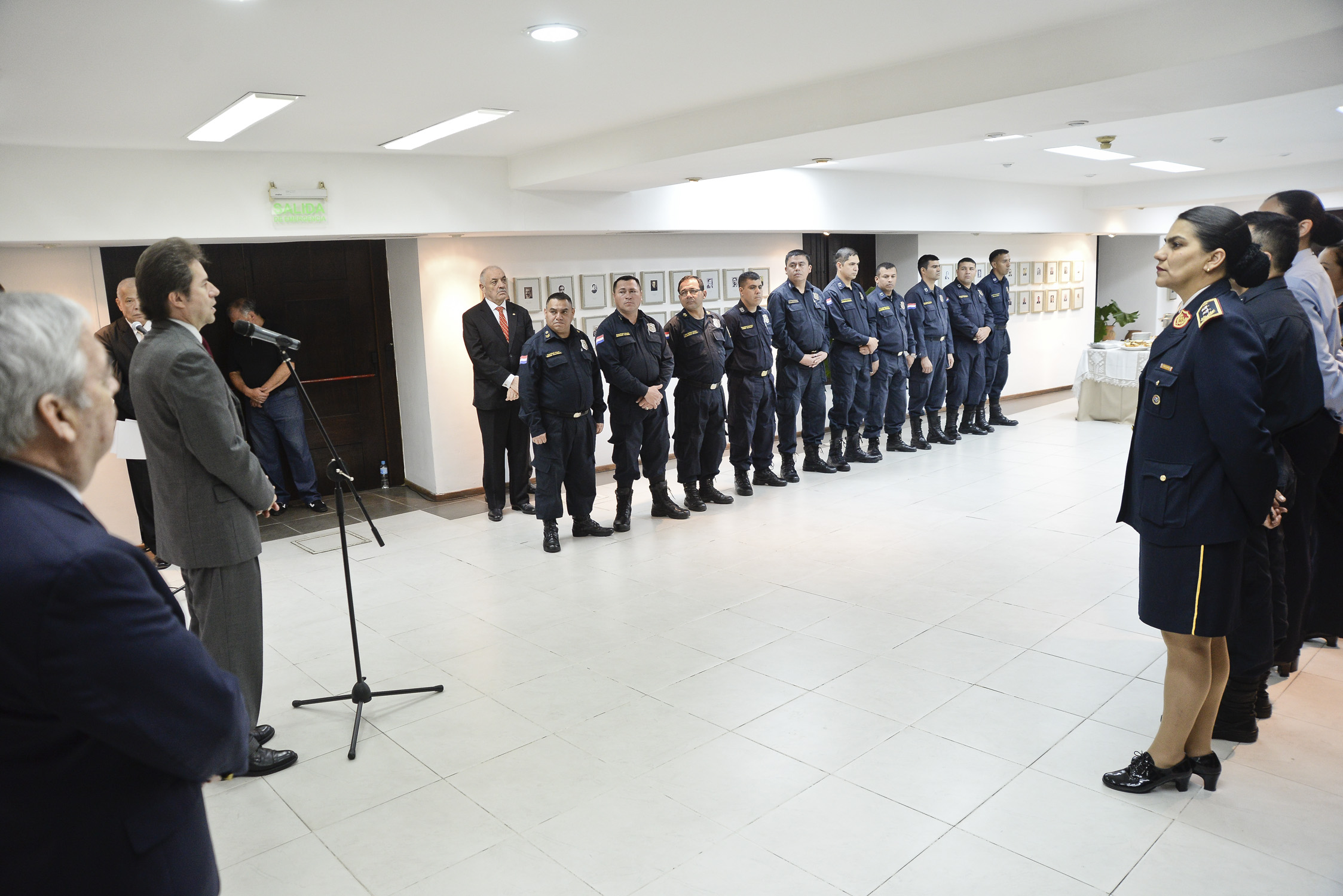 Ministro Castiglioni saludó a uniformados que prestan servicios en la Cancillería por Día del Agente de Policía