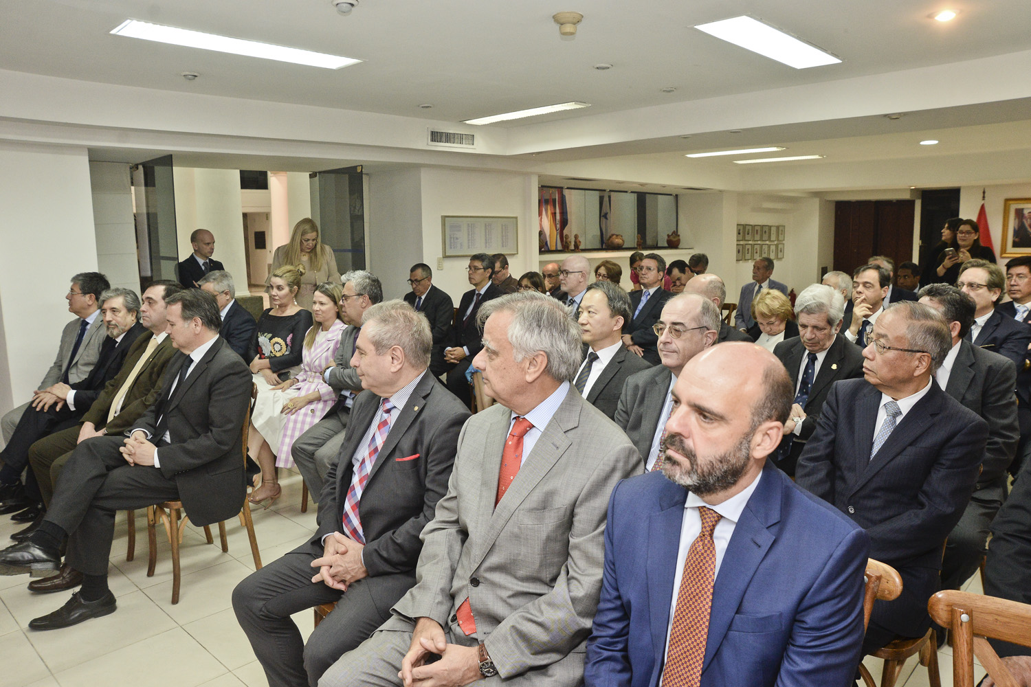 Cancillería destaca vínculos con Brasil en seguridad y comercio en acto de condecoración a embajador saliente