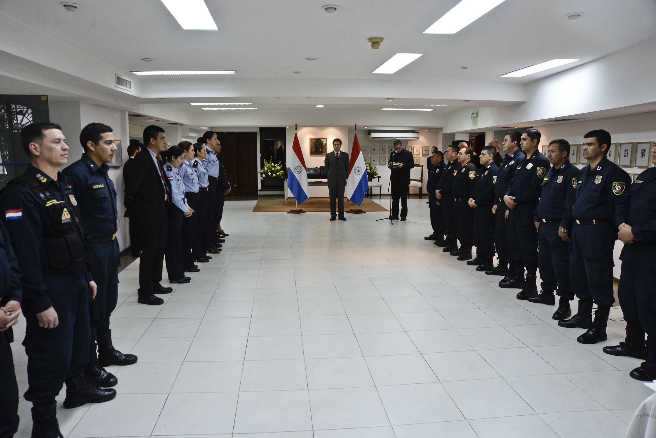 Ministro Castiglioni saludó a uniformados que prestan servicios en la Cancillería por Día del Agente de Policía