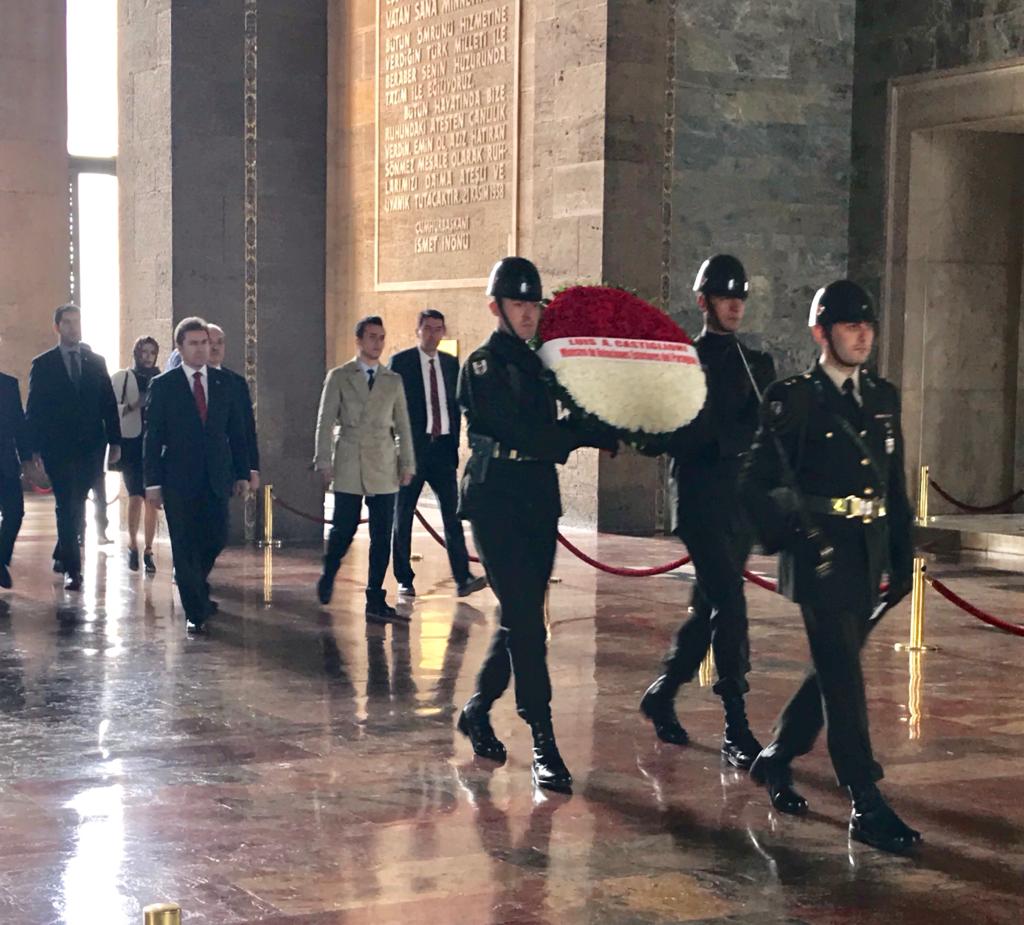 Castiglioni depositó una ofrenda floral en mausoleo del padre de la República de Turquía