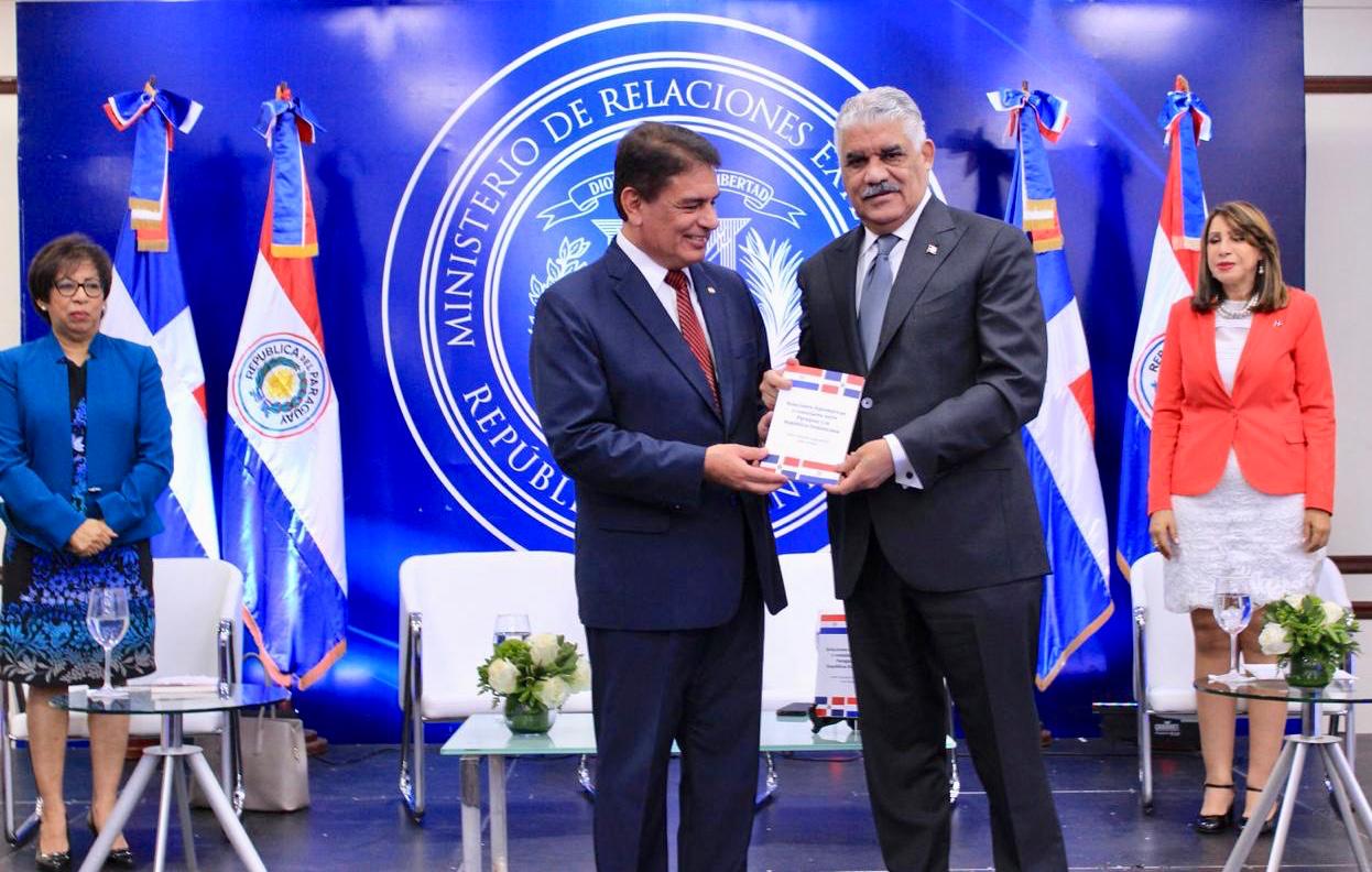 Embajador presenta libro sobre relaciones diplomáticas entre Paraguay y Rca. Dominicana