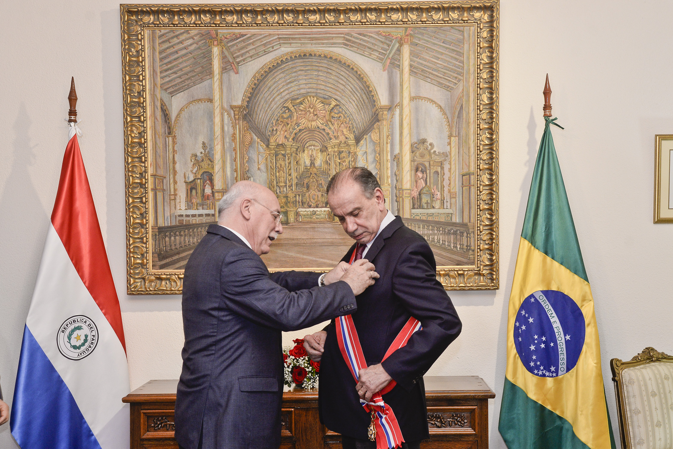 Canciller Loizaga impuso la condecoración con la Orden Nacional al Mérito en el grado de Gran Cruz Extraordinaria al Canciller Nunes Ferreira del Brasil