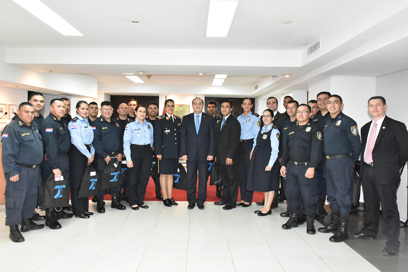 Canciller saludó y felicitó a la Policía Nacional en la persona de la jefa de seguridad de Relaciones Exteriores