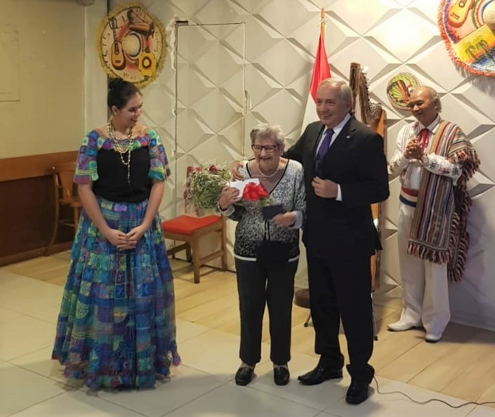En Río de Janeiro en fiestas patrias rinden homenaje a paraguaya que cumplió 101 años
