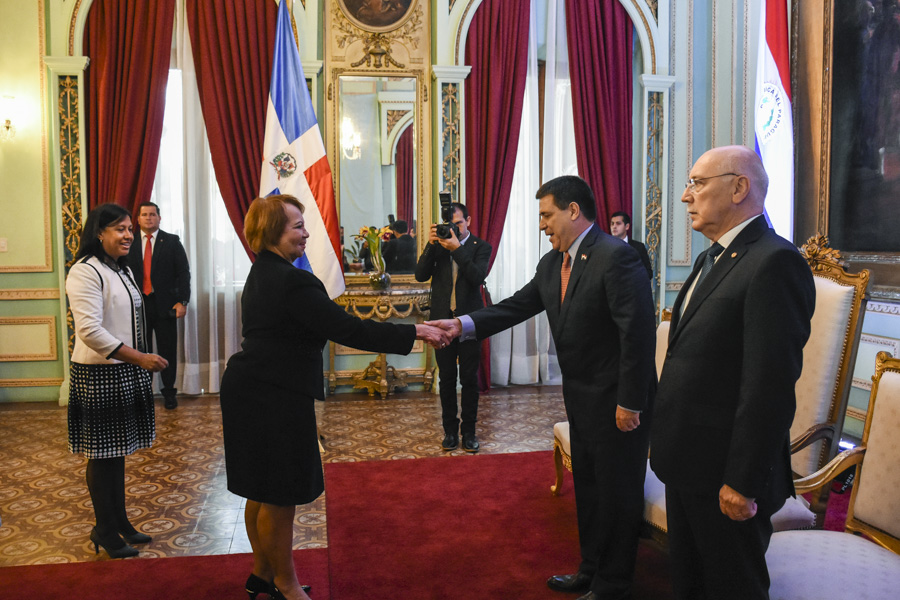 Embajadora de República Dominicana presentó sus Cartas Credenciales al Presidente Cartes