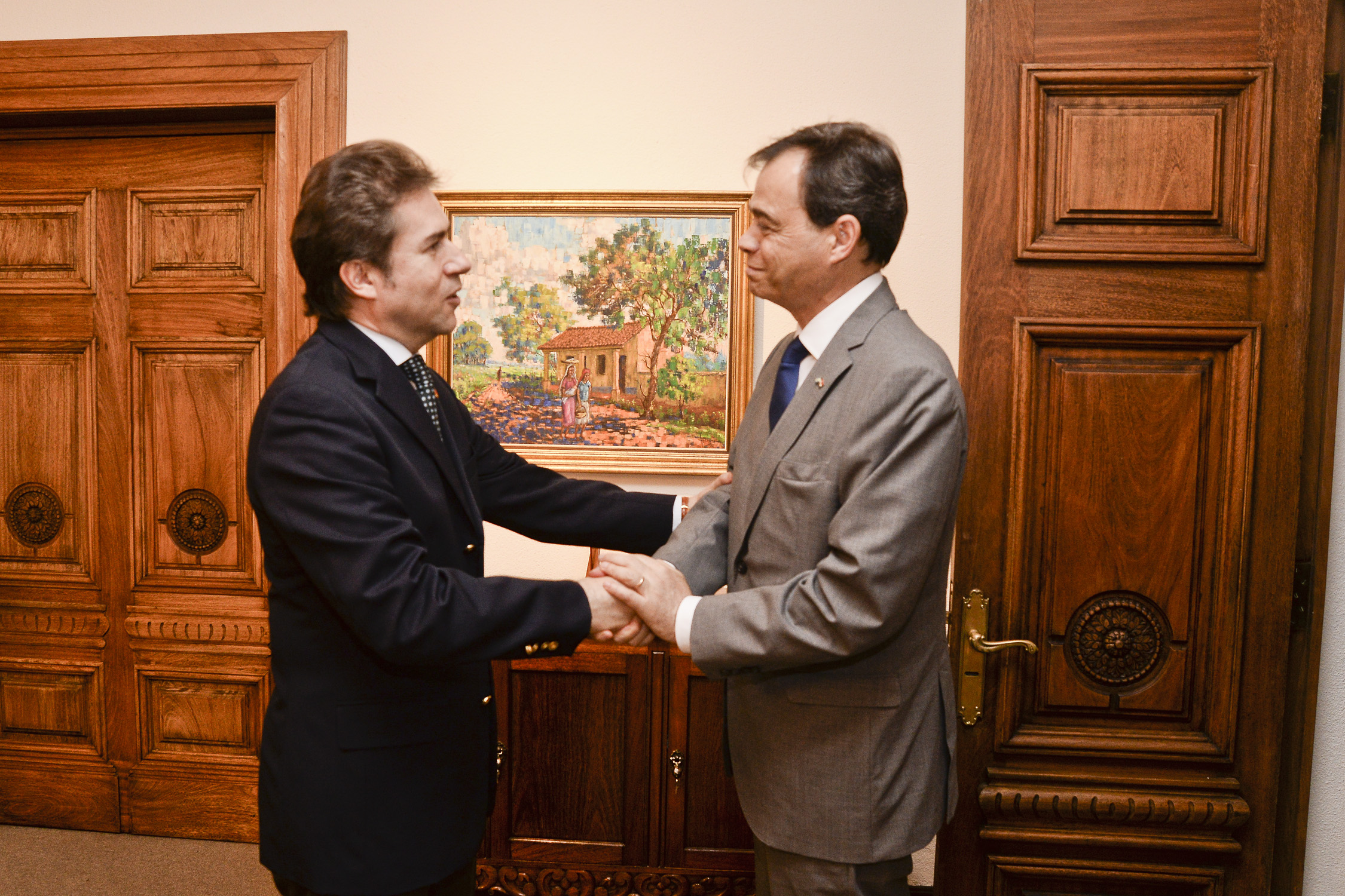 Canciller Nacional dialoga con Embajador argentino para avanzar en la solución del buque retenido