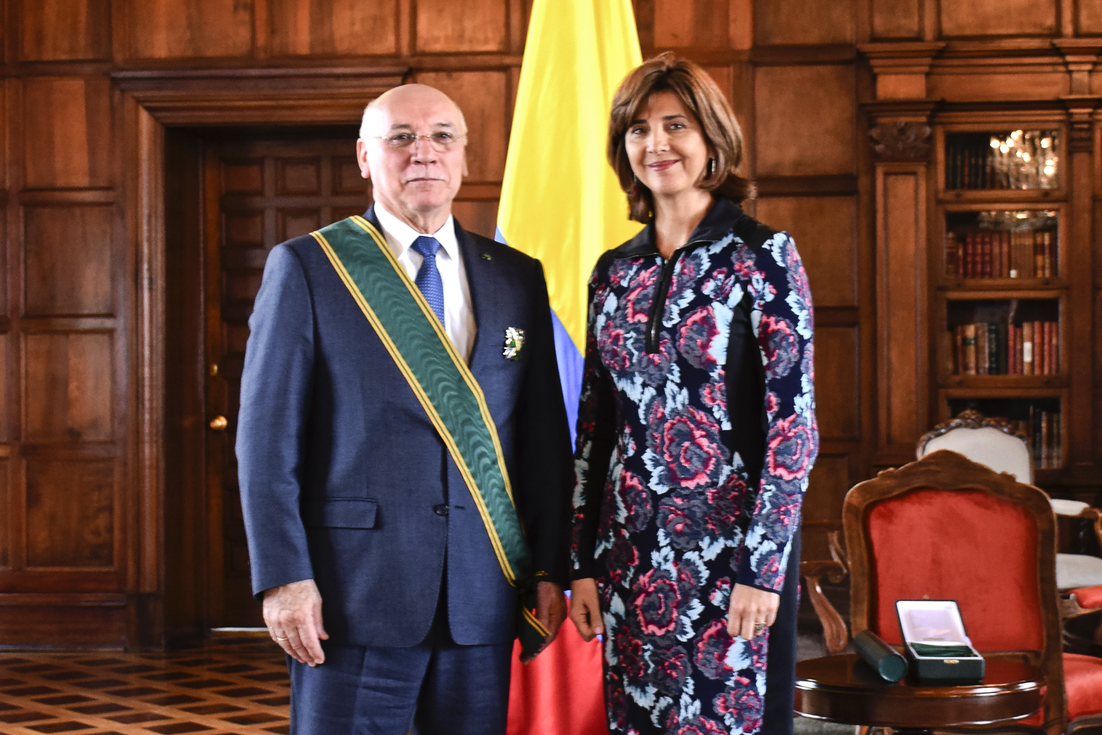 En emotivo acto Canciller Loizaga recibió la condecoración de la “Orden de San Carlos en el grado de Gran Cruz” conferida por el Gobierno de Colombia