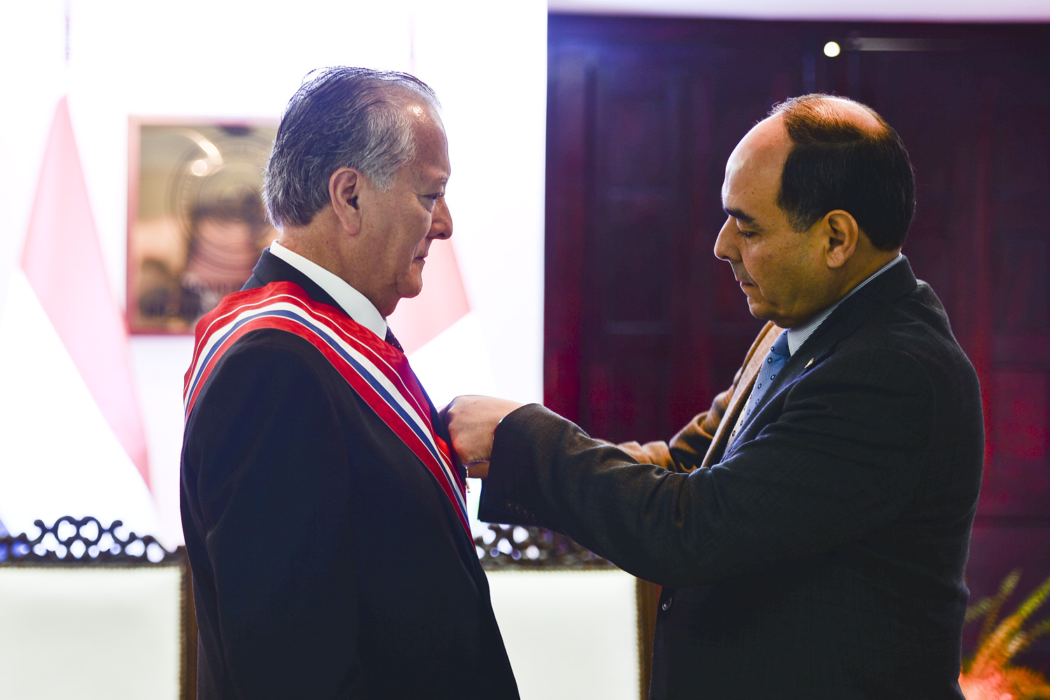 Gobierno de Paraguay condecora al embajador del Perú por sus servicios al país