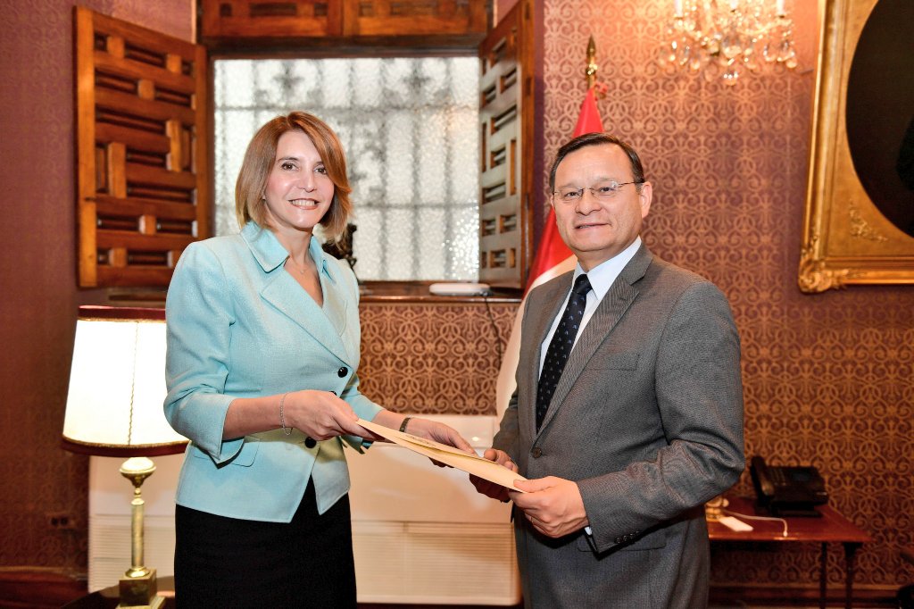 Embajadora Baiardi entregó copias de sus Cartas Credenciales al Canciller del Perú, Néstor Popolizio
