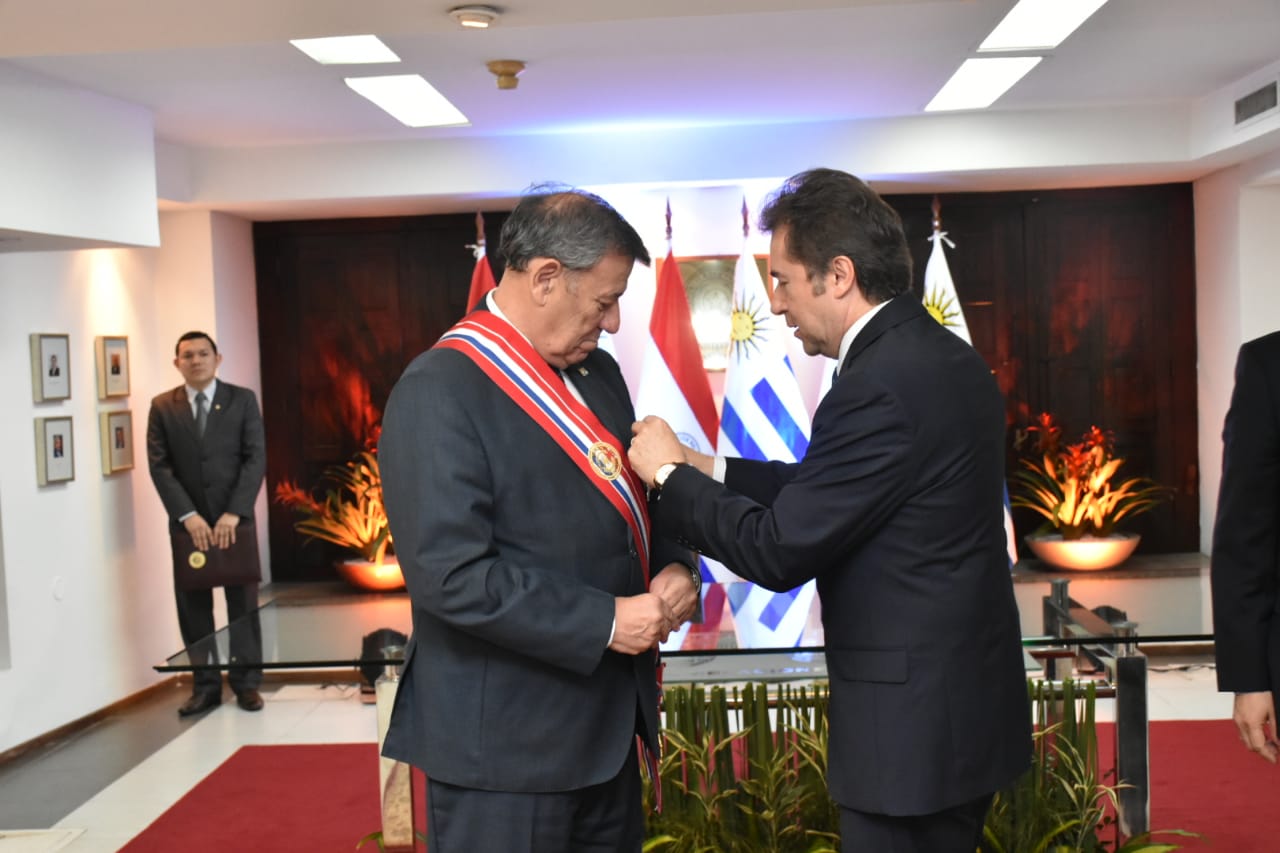 El gobierno nacional condecoró al Canciller del Uruguay en reconocimiento a su gestión para fortalecer la relación bilateral