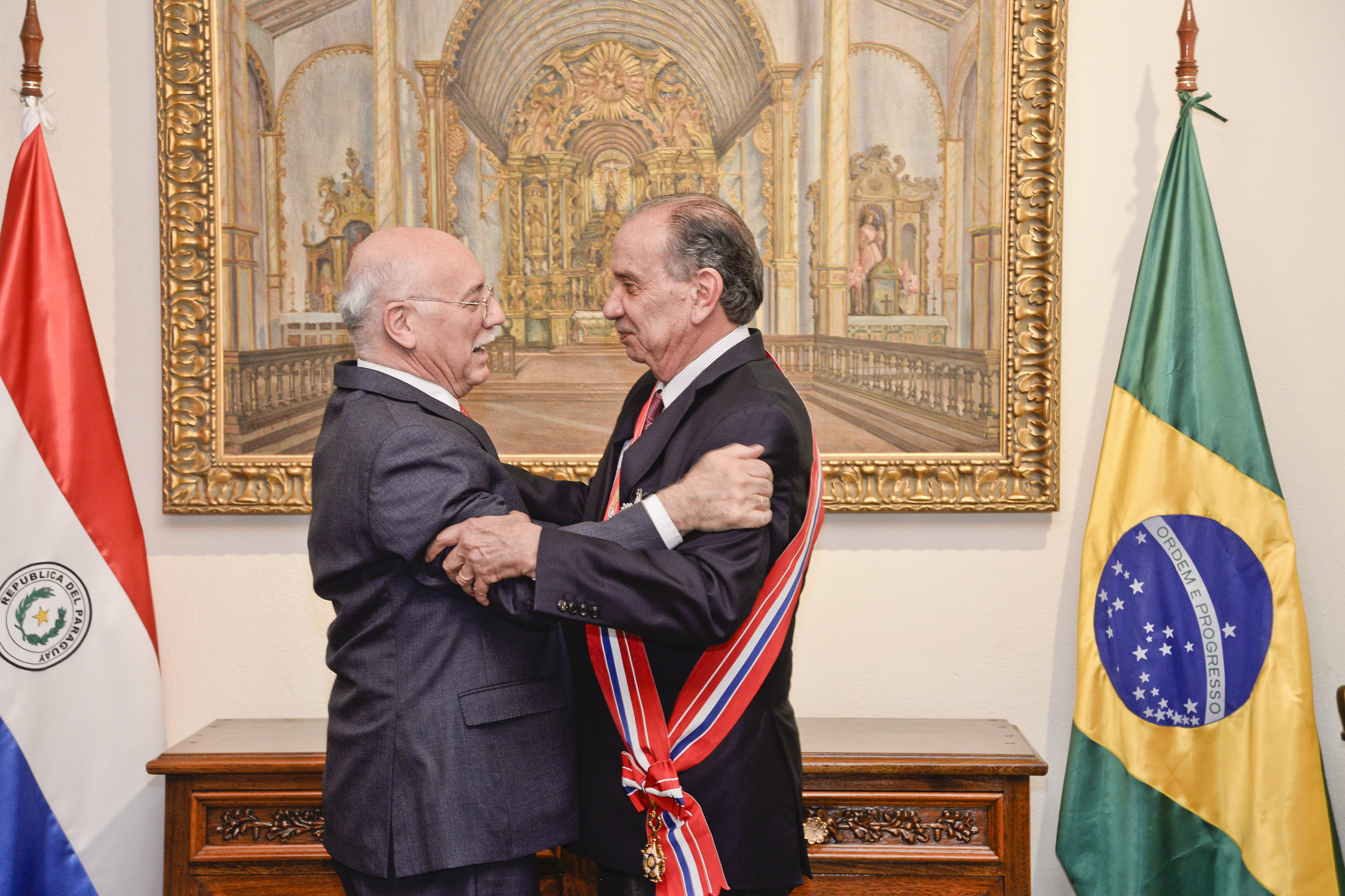 Canciller Loizaga impuso la condecoración con la Orden Nacional al Mérito en el grado de Gran Cruz Extraordinaria al Canciller Nunes Ferreira del Brasil