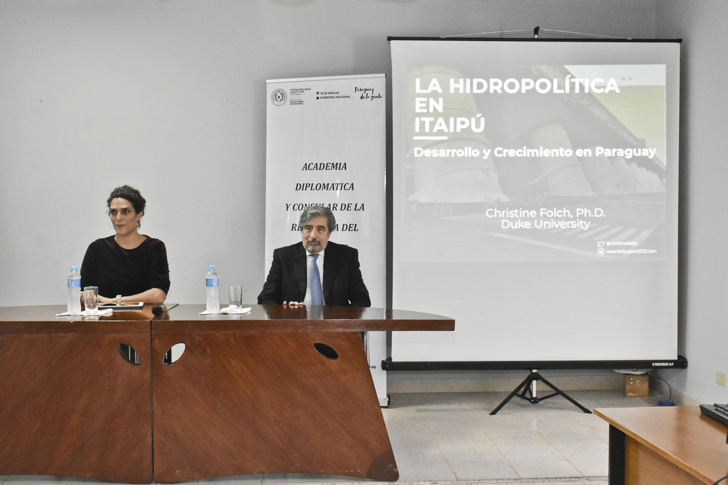 Catedrática norteamericana ofreció conferencia sobre políticas públicas respecto a la utilización de Itaipú
