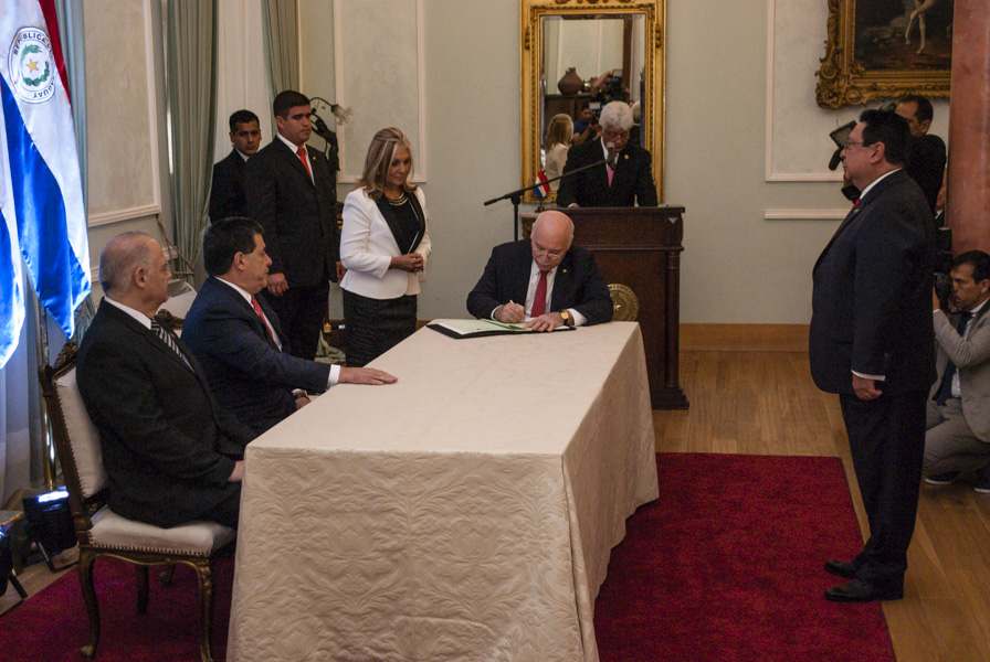 El Presidente Cartes tomó juramento al nuevo Embajador del Paraguay ante el Gobierno argentino