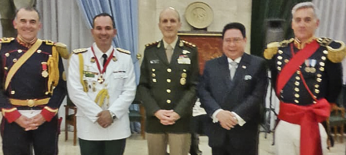 Agregado Militar fue condecorado por el Ejército Argentino