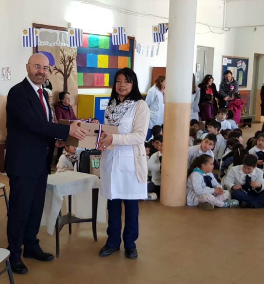 Donan libros de autores paraguayos a la escuela General Artigas de la ciudad de Las Piedras, Canelones, Uruguay