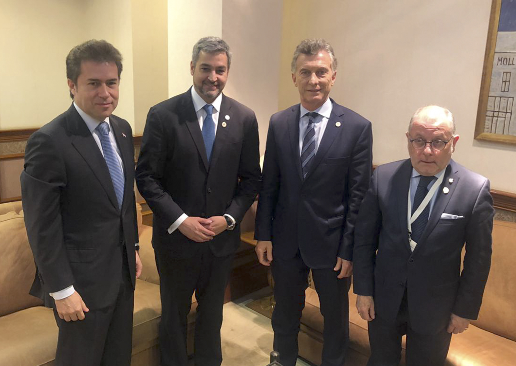 Presidentes Mario Abdo y Mauricio Macri ratificaron importancia de trabajar conjuntamente para garantizar la libertad de navegación y consolidar las vías fluviales entre sus países