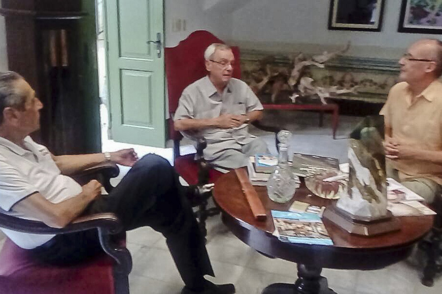 Embajador del Paraguay visitó al reconocido preservador de patrimonios históricos, Luis  Leal