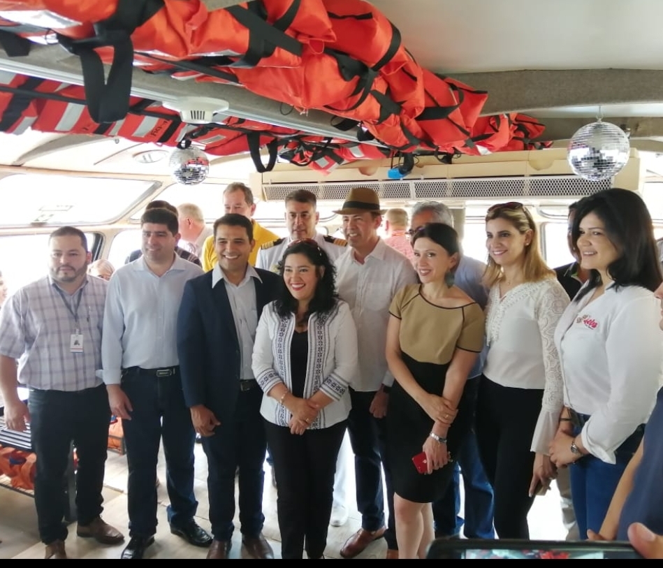 Habilitan turismo fluvial entre Paraguay y Argentina con la navegación del catamarán Victoria Austral
