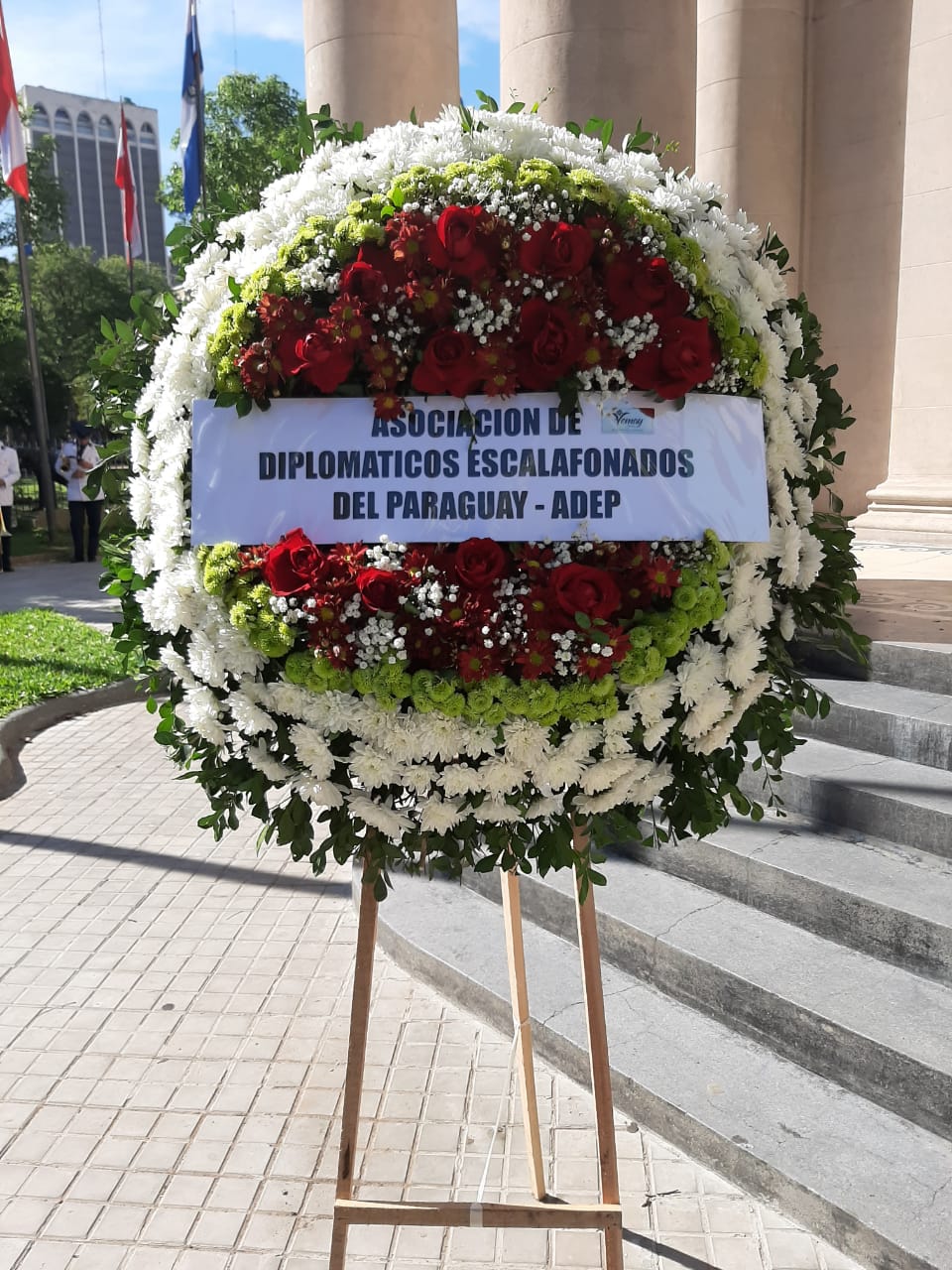 Con una ofrenda floral en el Panteón Nacional de los Héroes la ADEP rindió homenaje por el “Día de la diplomacia paraguaya”