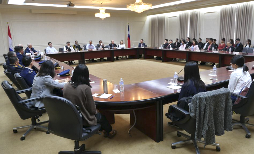 Presidente Abdo Benítez mantuvo encuentro con jóvenes paraguayos becados en Taiwán