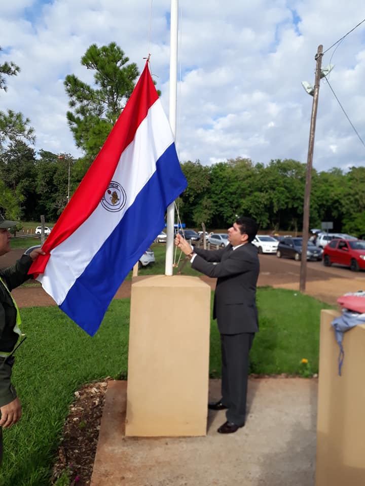 Fue renovada la Bandera Paraguaya que flamea en el ingreso a Puerto Iguazú, Argentina