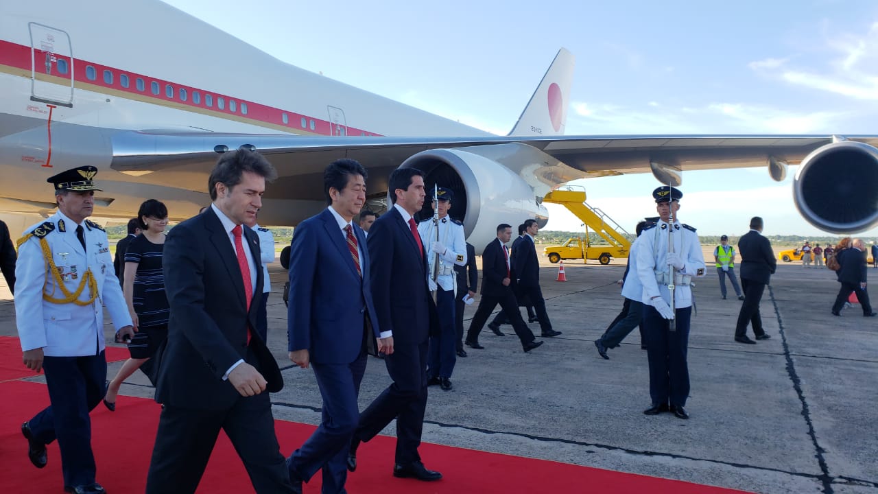 Ministro Castiglioni recibió al Primer Ministro del Japón a su llegada al Paraguay para una Visita Oficial