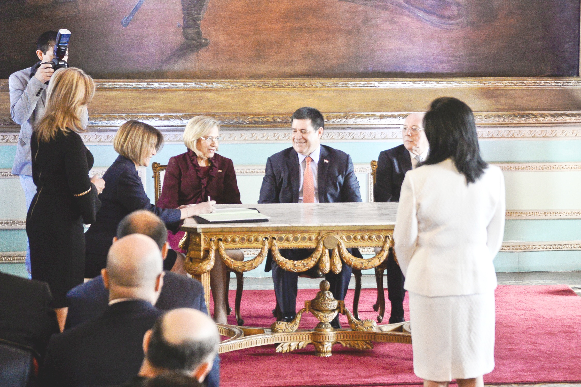 El Presidente Cartes tomó juramento a las nuevas Embajadoras del Paraguay ante los gobiernos de Bolivia y del Perú