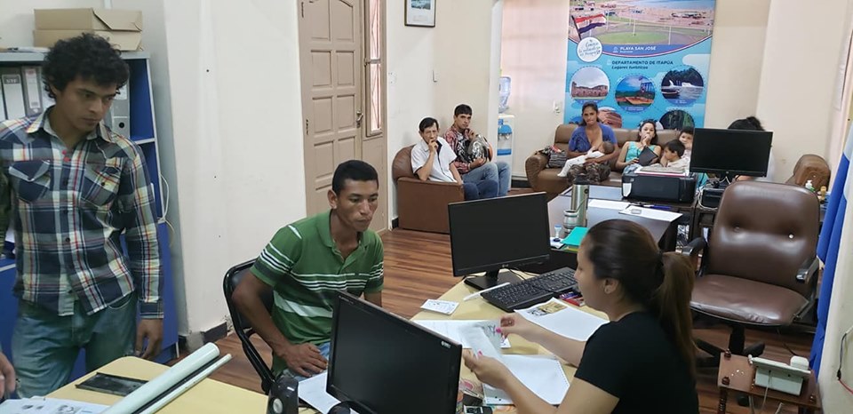 Con rápida expedición de documentos personales el Consulado en Posadas ayuda a connacionales en sus trámites migratorios