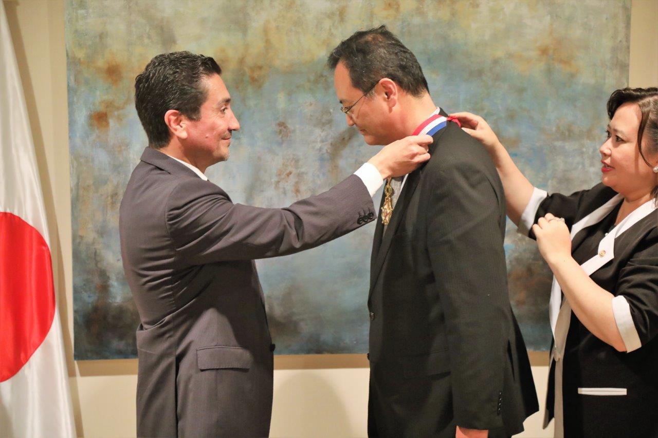 Ministro del Japón fue condecorado en reconocimiento a su gestión para fortalecer el relacionamiento bilateral