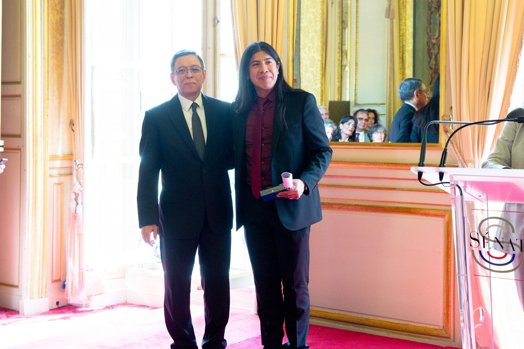 Senado Francés condecoró a concertista de guitarra paraguayo