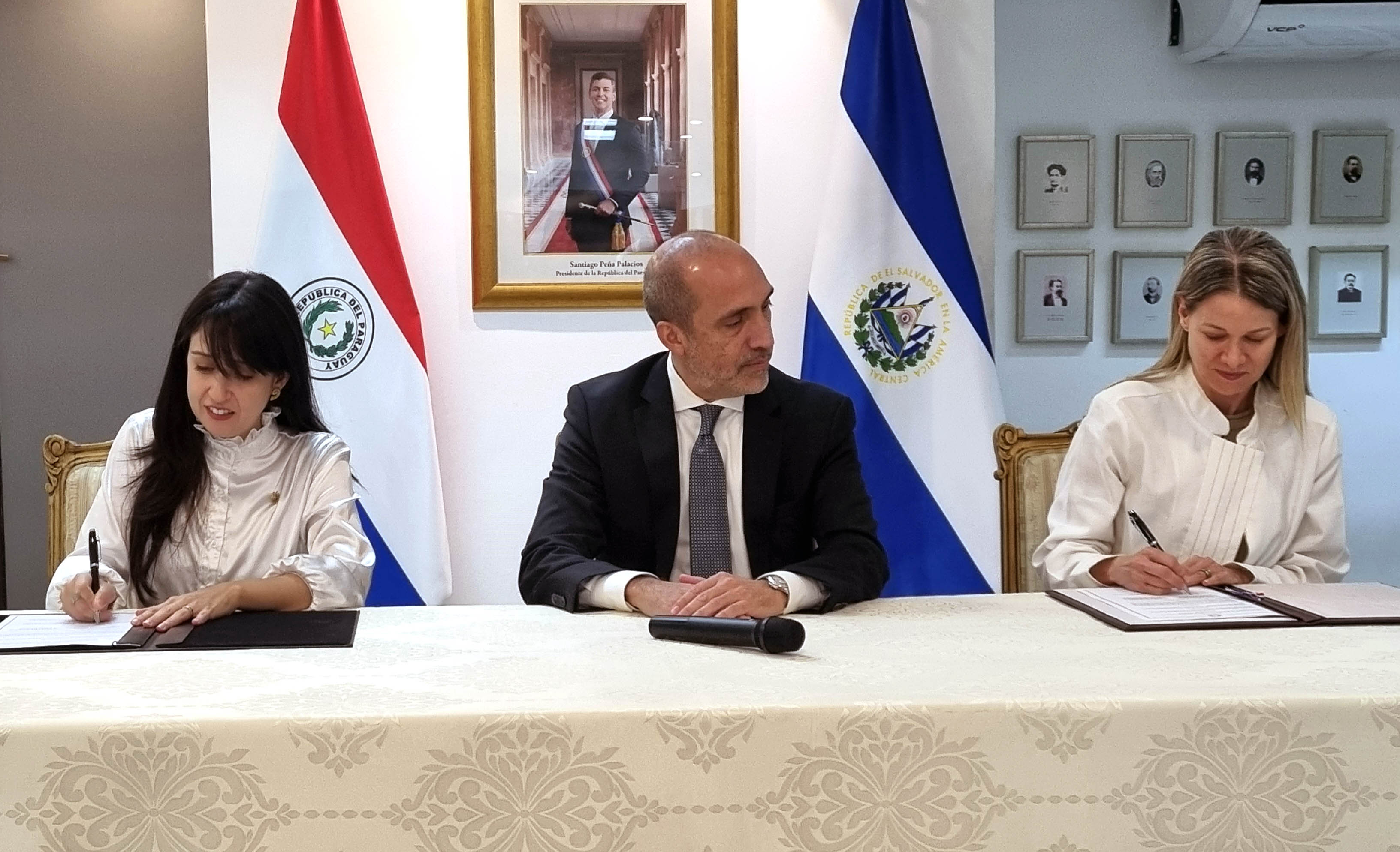 Firma_de_MOU_Academia_y_El_Salvador1.jpg