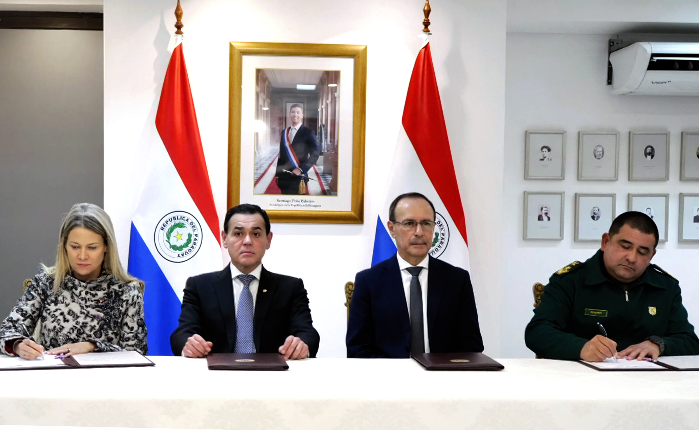Firma_con_Academil.jpg