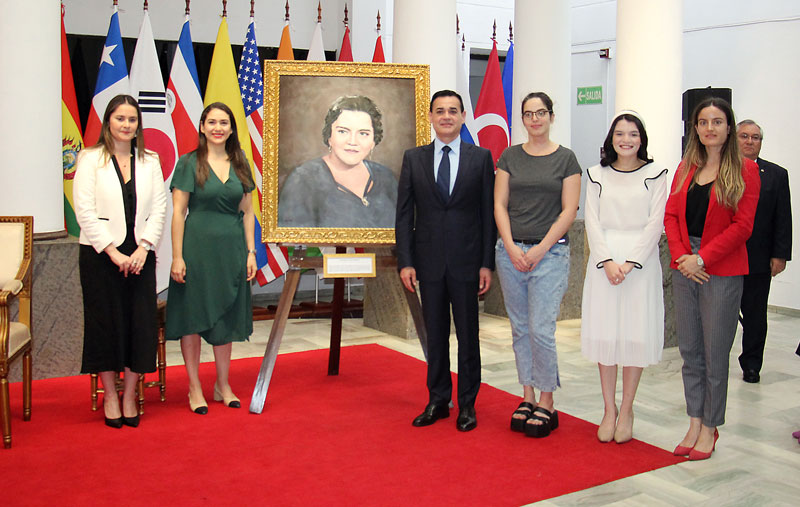 Donan a la Cancillería retrato de la primera diplomática paraguaya