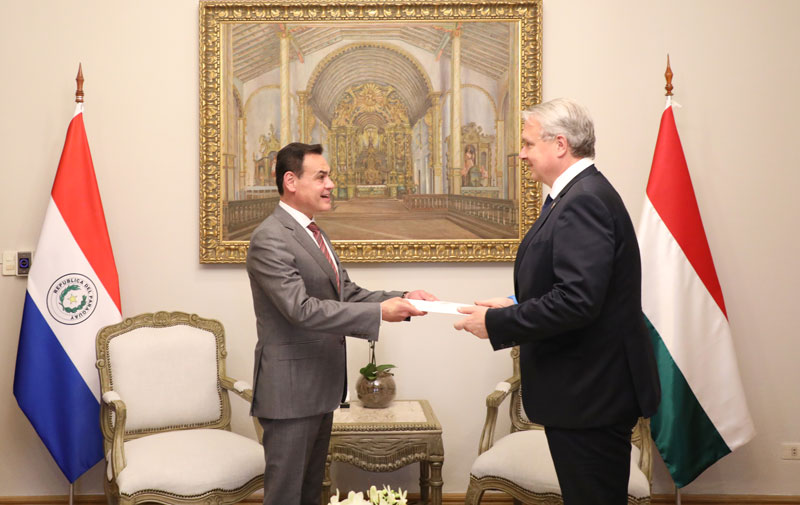Embajador concurrente de Hungría presentó copias de cartas credenciales