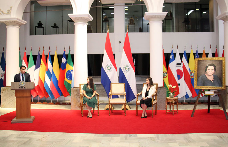 Donan a la Cancillería retrato de la primera diplomática paraguaya
