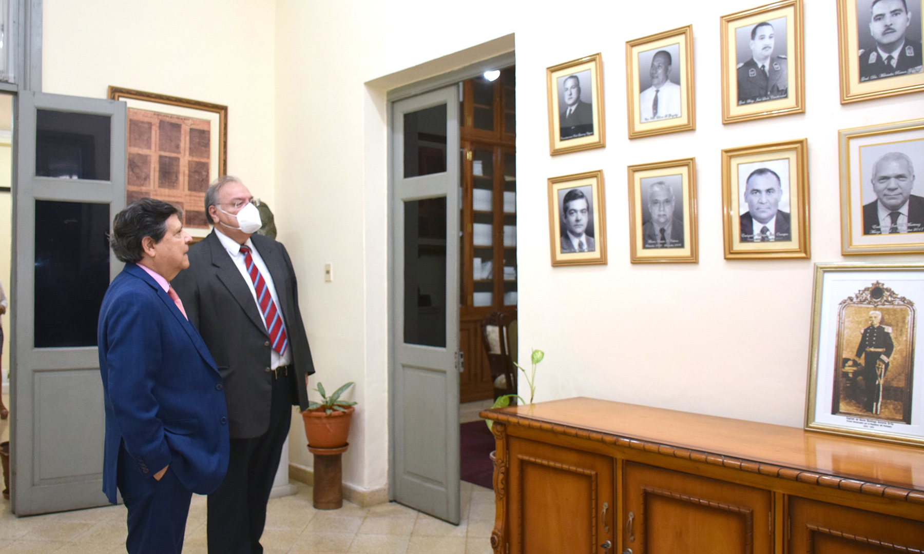 Visita del Canciller a CNDL.jpg