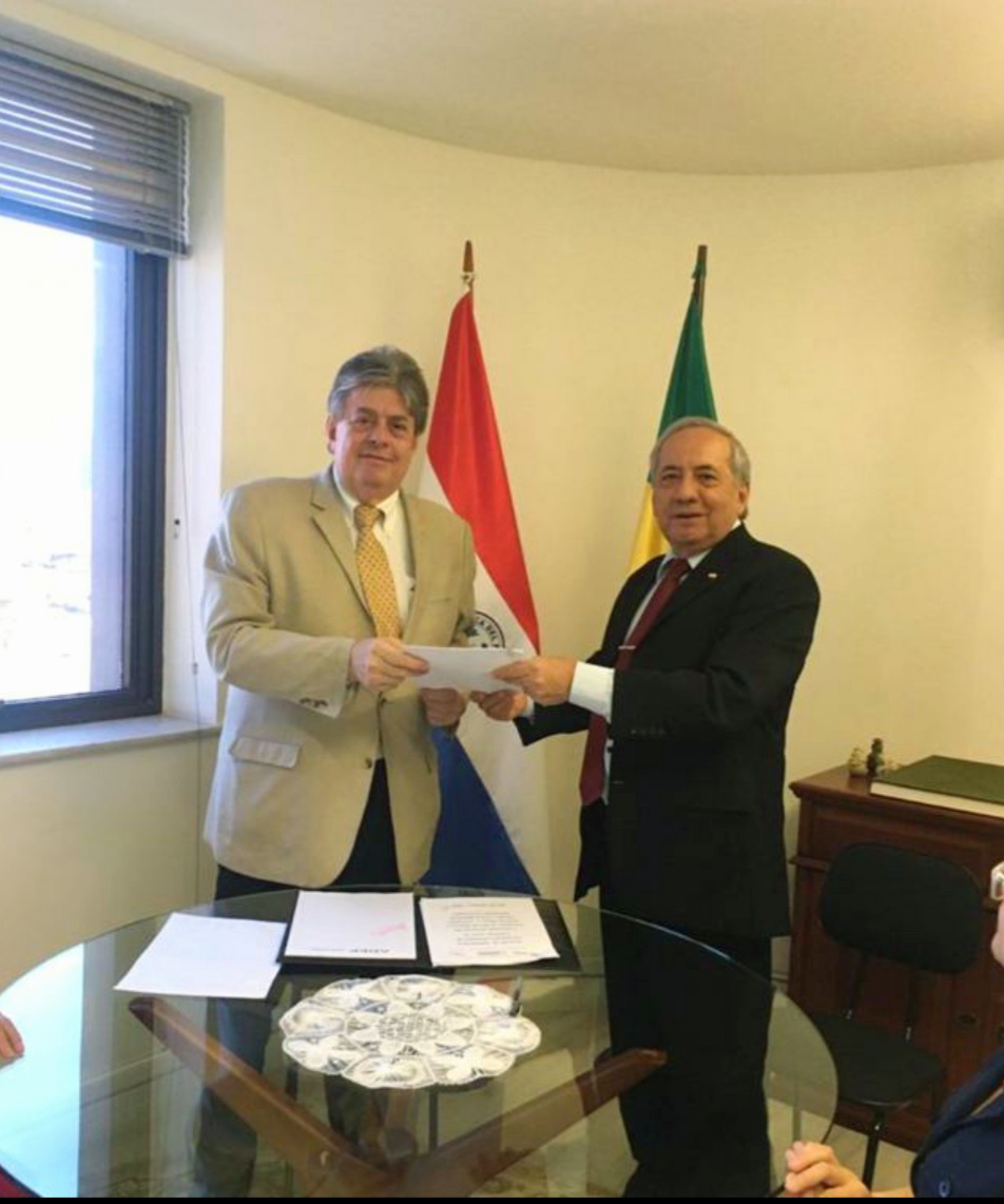 Luis Octavio de Souza Bandeira y el Cónsul General Hernando Arteta Melgarejo